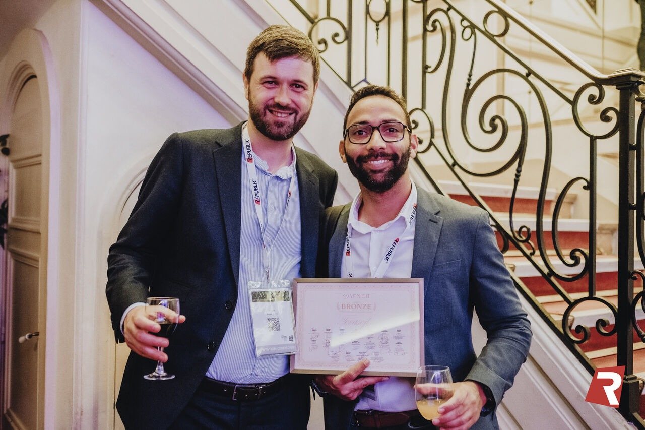 Damien Morvan et Anthony Osmar, co-fondateurs de TEVASOFT, reçoivent la médaille de bronze à la DAF'Night 2026 — Théâtre de la Madeleine, Paris